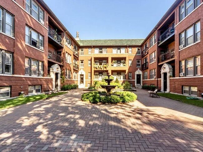 Foto del edificio - 1360 W Wilson Ave