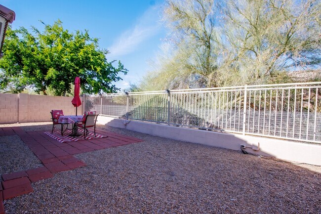 Patio interior - 4746 E Woburn Ln