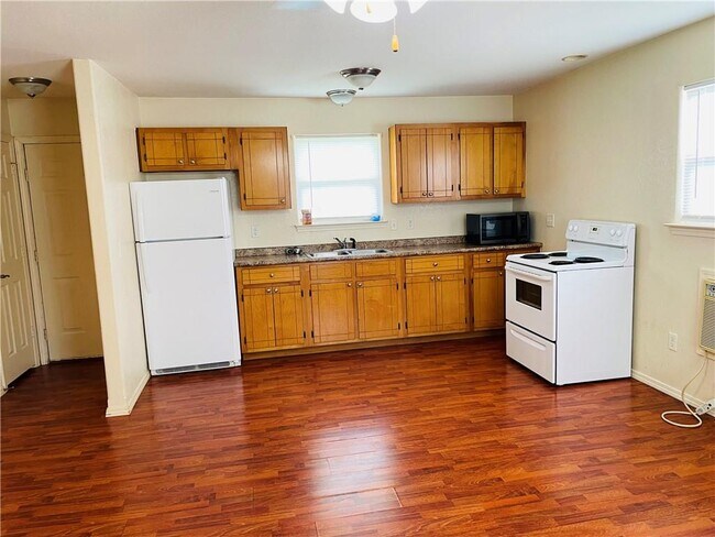 Foto del edificio - 12224 Cavewood Rd