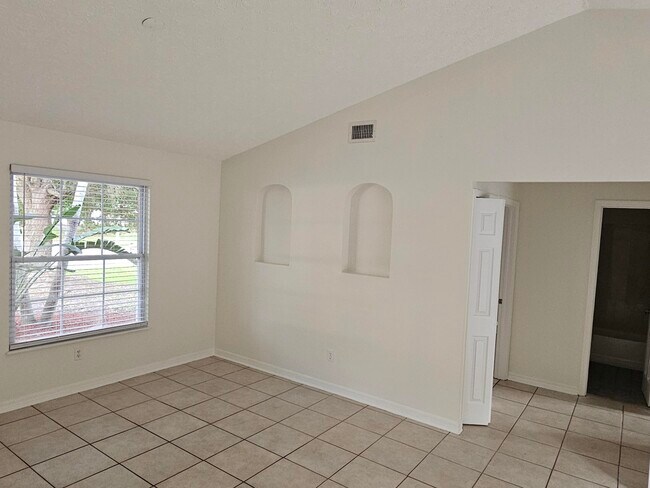 Building Photo - 2822 SW Giralda St