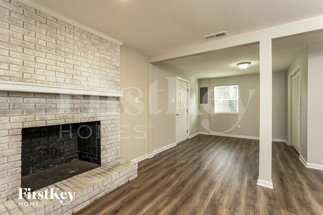 Foto del edificio - 2350 Woodgreen Rd