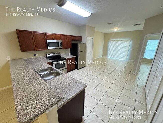 Building Photo - 548 Albatross Dr