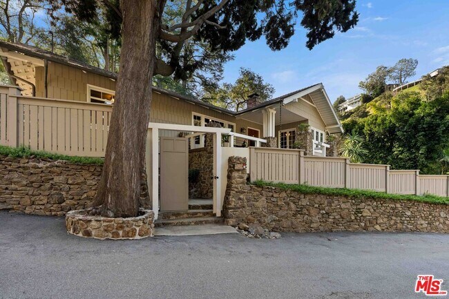 Foto del edificio - 8050 Jovenita Canyon Dr