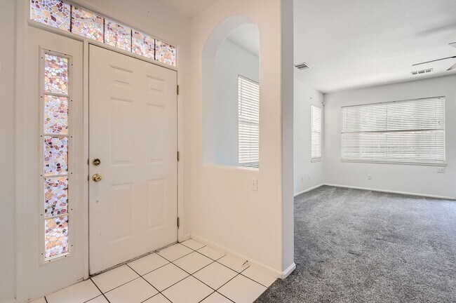 Foto del edificio - Evolve Real Estate: Spacious 2 Bedroom + L...