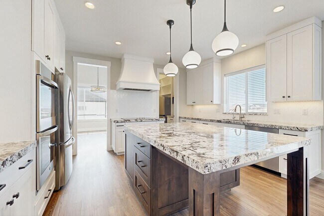 Foto del edificio - High-End Spacious 4 Bedroom Home in Desirable Highland with Private Backyard and Finished Basement