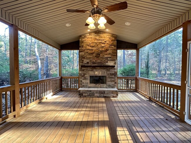 Building Photo - Lovely 3 Bedroom/2 Bathroom Home Nestled N...