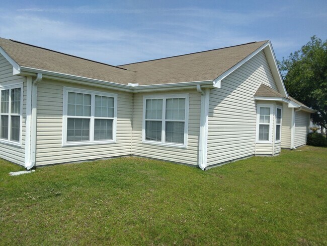 Foto del edificio - $1,995 - Pet Friendly, 3 Bedroom, 2 Bath H...