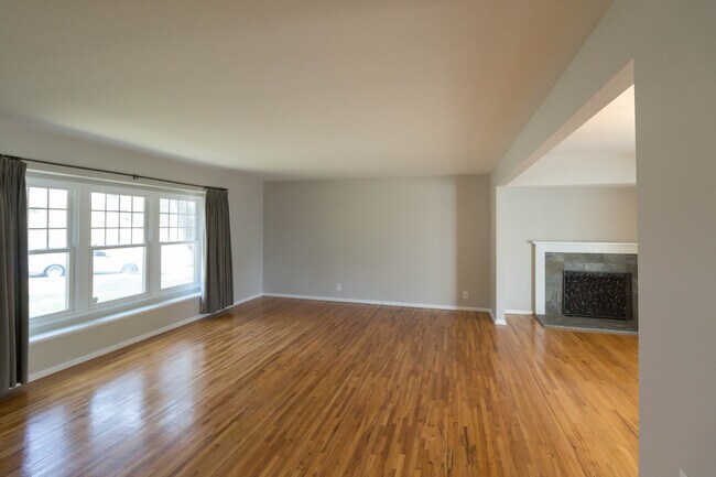 Building Photo - 1920 Foothill Dr