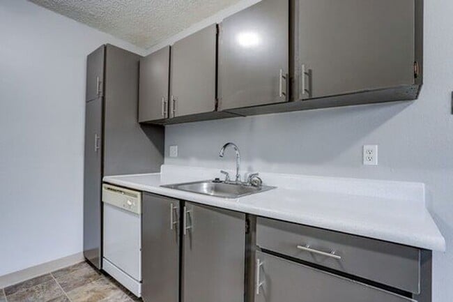 Building Photo - Stop! Look! Lease! Spacious 2-Bedroom with...