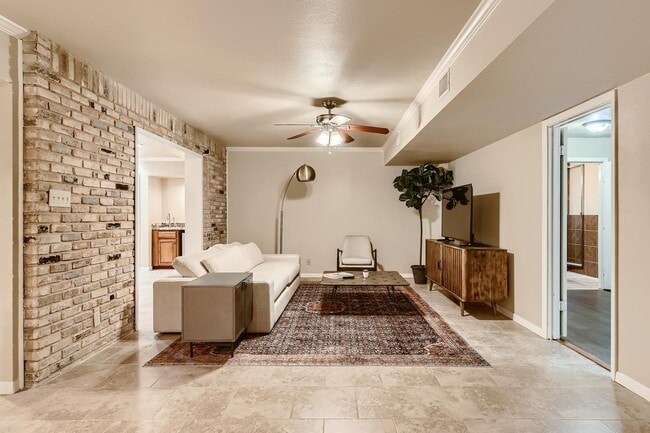 Building Photo - Gorgeous San Antonio home with large backy...