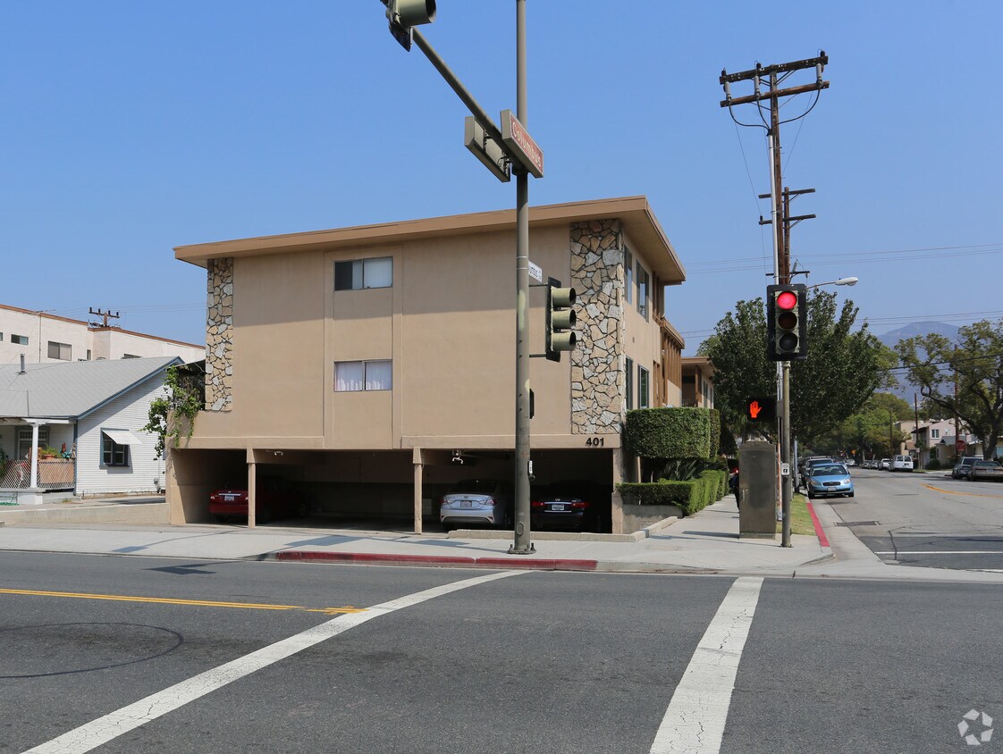 Building Photo - 401 W Wilson Ave