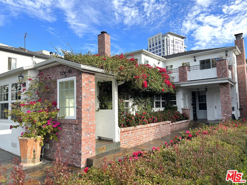 Primary Photo - 1238 1/2 Devon Ave