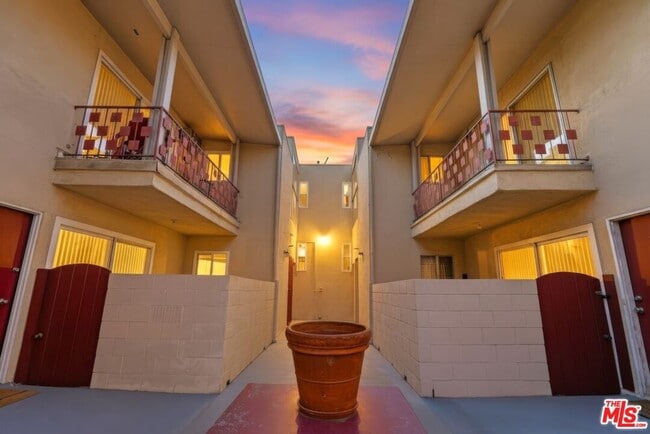 Foto del edificio - 515 N Alfred St