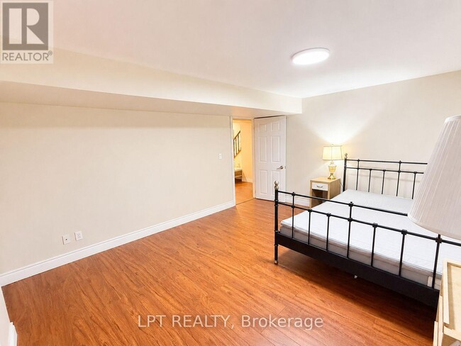 Building Photo - 14 Hazelton Ave