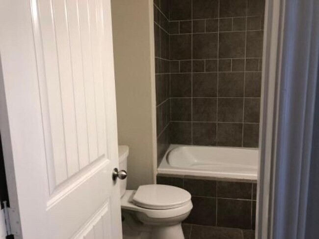 Foto del edificio - 2 Bedrooms / 1 Bathroom