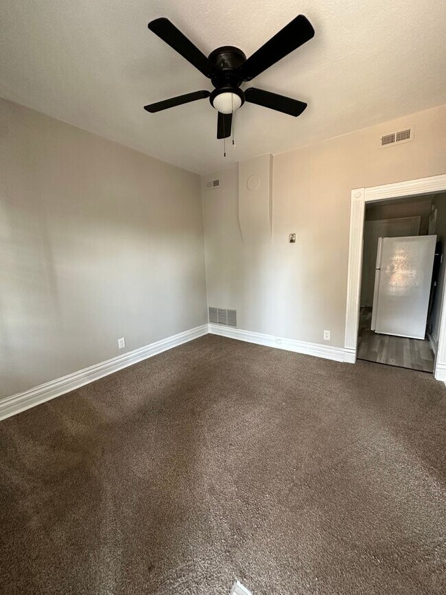 Foto del edificio - Move into this beautiful 2 bed 1 bath apar...