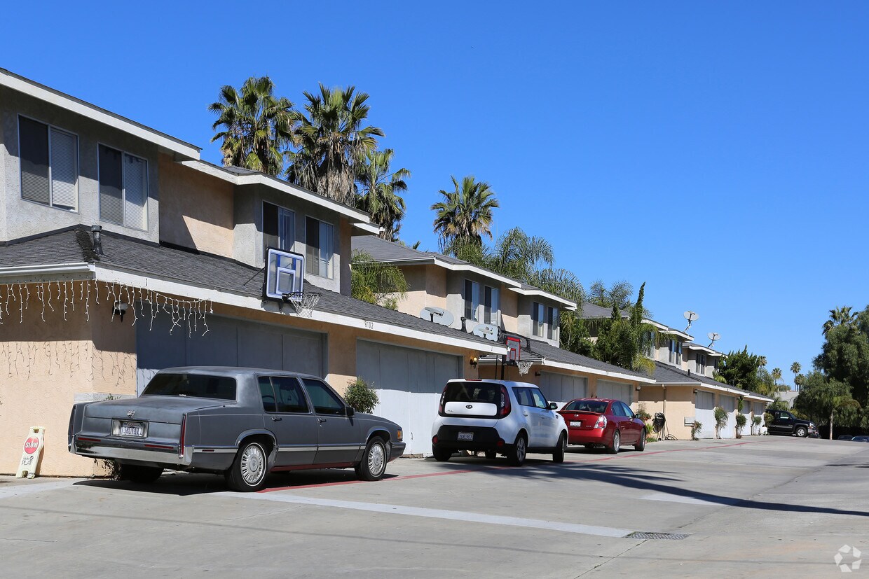 Primary Photo - 8702-8718 Ildica St