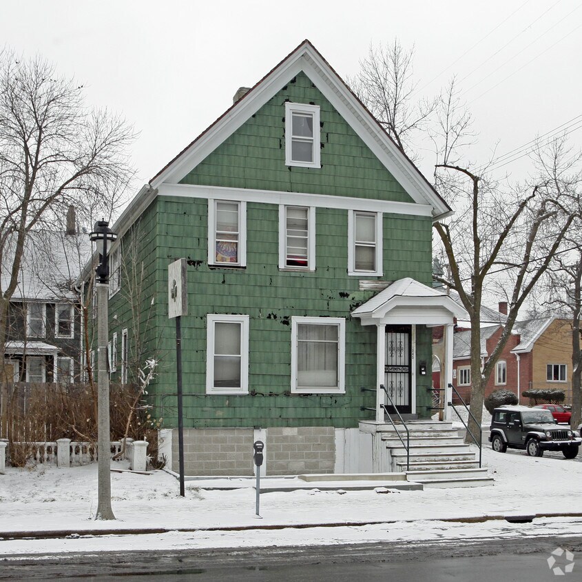 Building Photo - N Farwell Ave