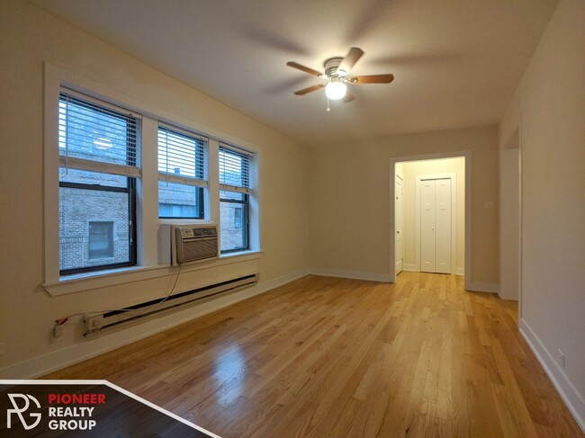 Foto del edificio - 3720 N Pine Grove Ave