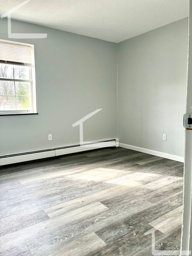 Building Photo - Fully Renovated, One Parking Space is Incl...
