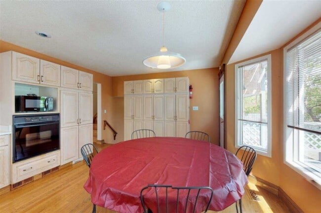 Building Photo - 4 Bed 3 Bath Unit in St. Albert, AB