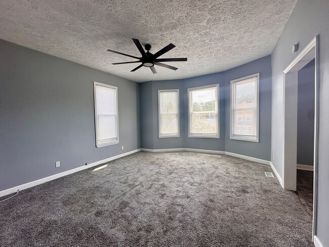 Building Photo - Charming 3-Bedroom Duplex in Historic Farr...