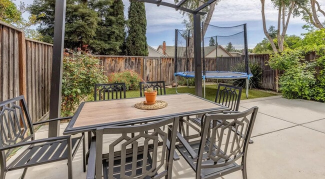 Foto del edificio - 4671 Apple Tree Cmn