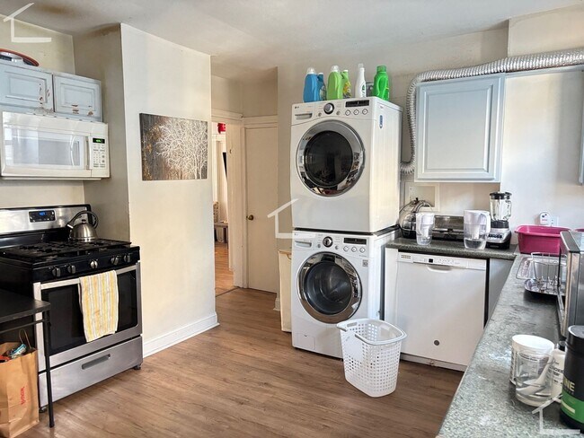 Building Photo - Awesome 5 bead 2 bath in Lower Allston..... Sept 1st Move in