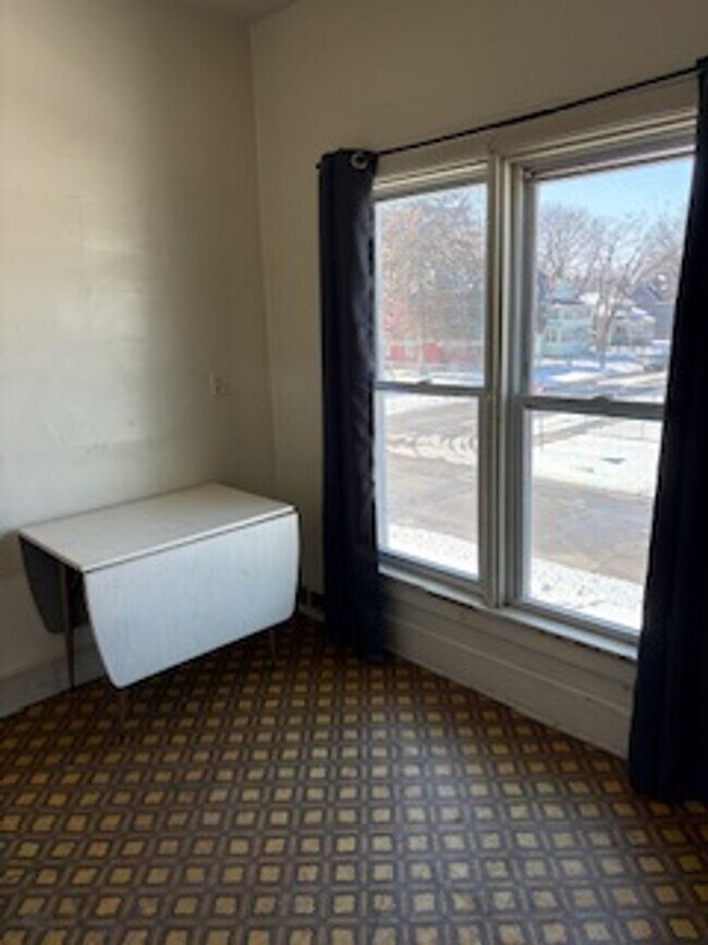 Building Photo - 305 1/2 Ricker St - Apt 3