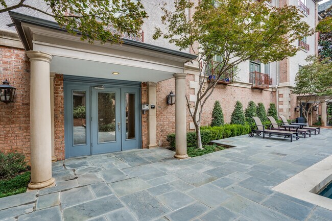 Building Photo - 2885 Woodside St
