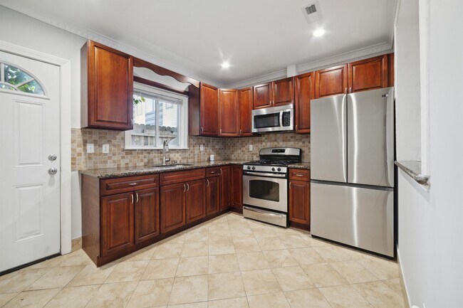 Building Photo - 2307 Tulip St