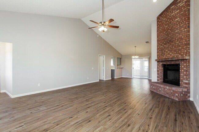 Foto del edificio - 2690 W Saddle Ranch Pl
