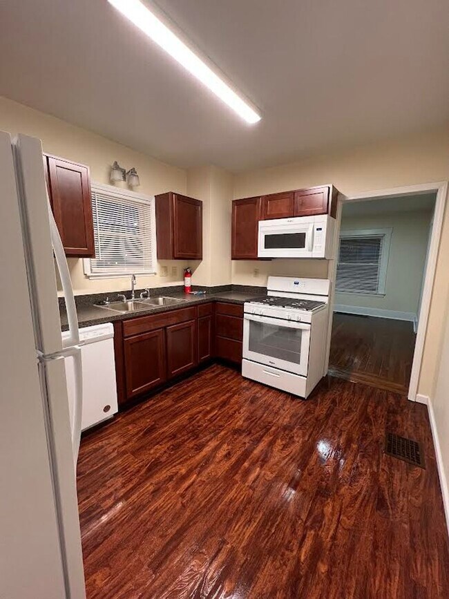Building Photo - 3 Bedroom Home
