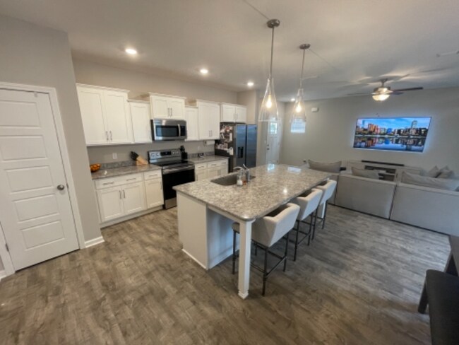 Building Photo - 4336 Doral Dr