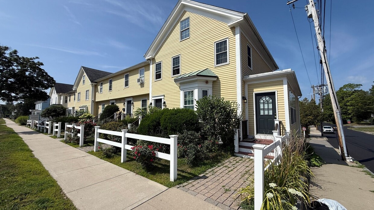 Primary Photo - 2 BR with hardwood, private entrance/deck,...