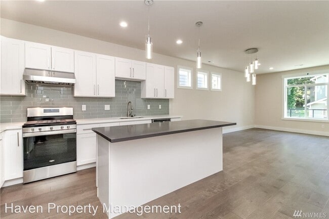 Building Photo - 5 br, 4 bath House - 10408 2nd Place SW