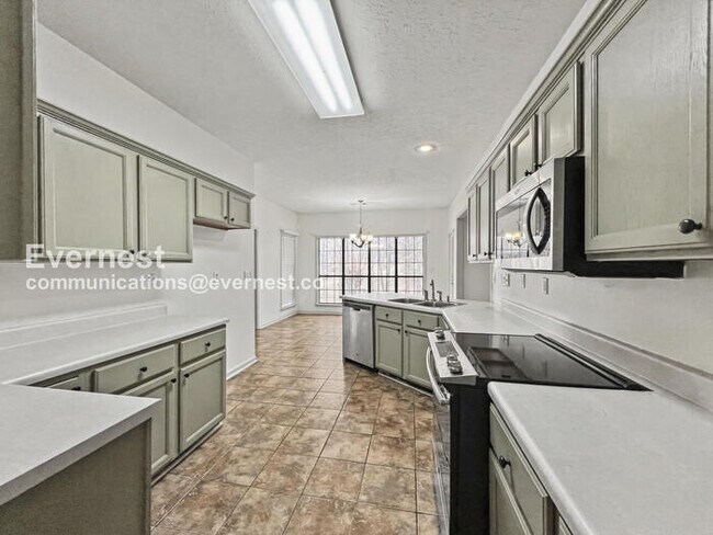 Building Photo - 3 Bed/2 Bath Home with Modern Amenities / Pet-Friendly / Available Now!