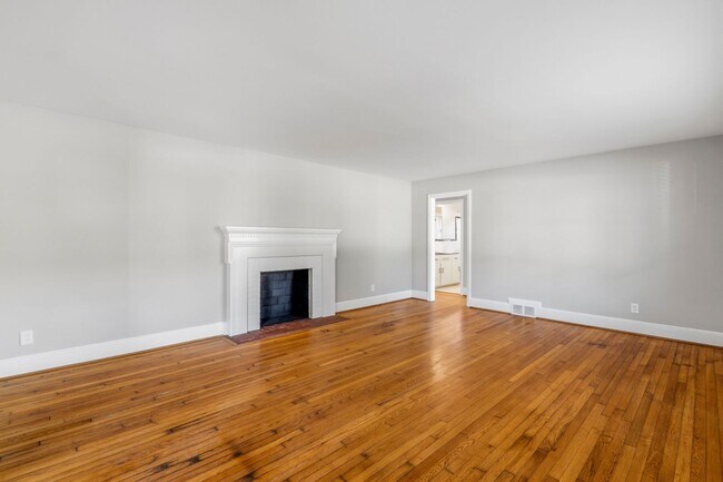 Foto del edificio - NW - Large Brick Ranch, Updated, Hardwoods, LR, DR, Den, Two Decorative Fire Places, Fenced, Stor...