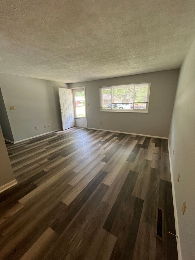 Building Photo - 3 bedroom 1 bathroom single family home wi...