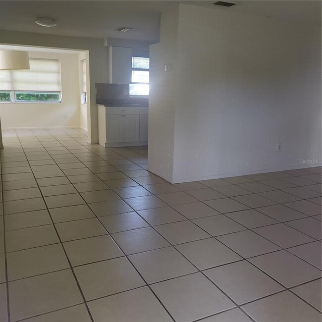 Building Photo - 4841 Blossom Dr