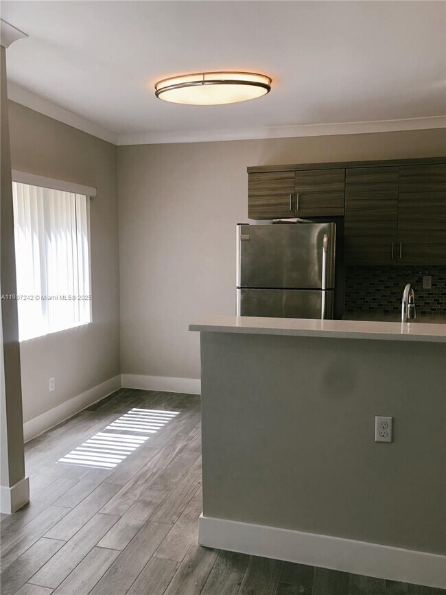 Foto del edificio - 222 Sidonia Ave