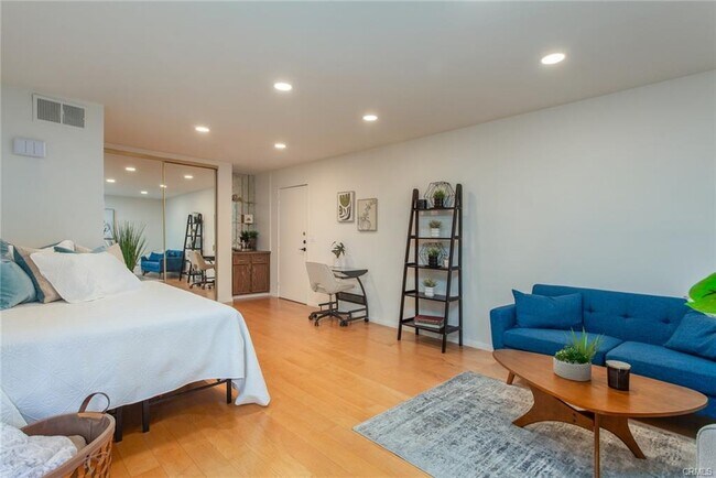Foto del edificio - 1735 N Fuller Ave