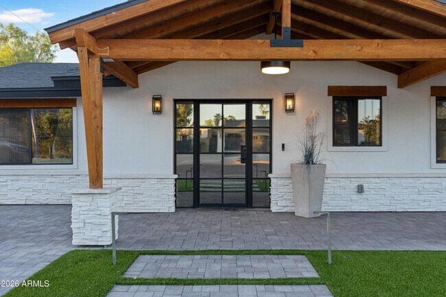 Building Photo - 8614 E Highland Ave
