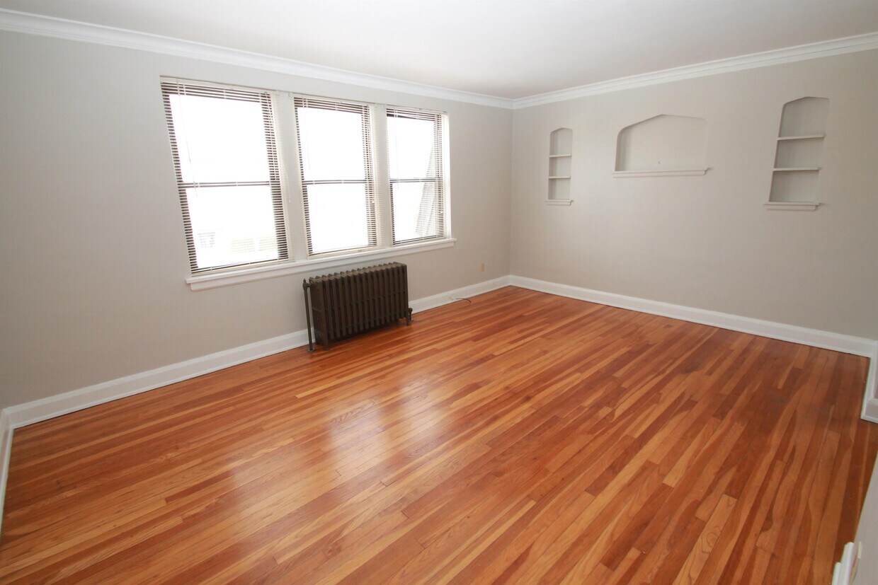 Primary Photo - 2705 Broadway Ave