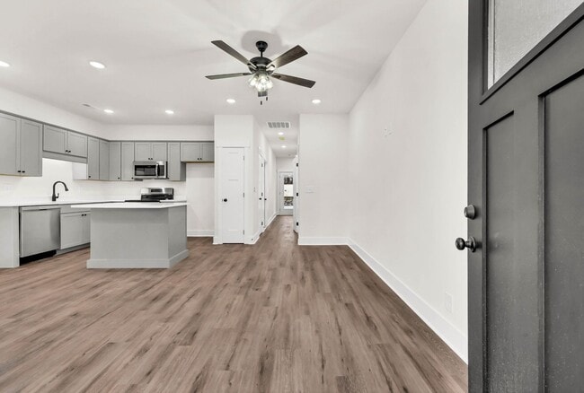 Building Photo - 3 Bedroom 2 1/2 Bath Condo For Rent Near Downtown!
