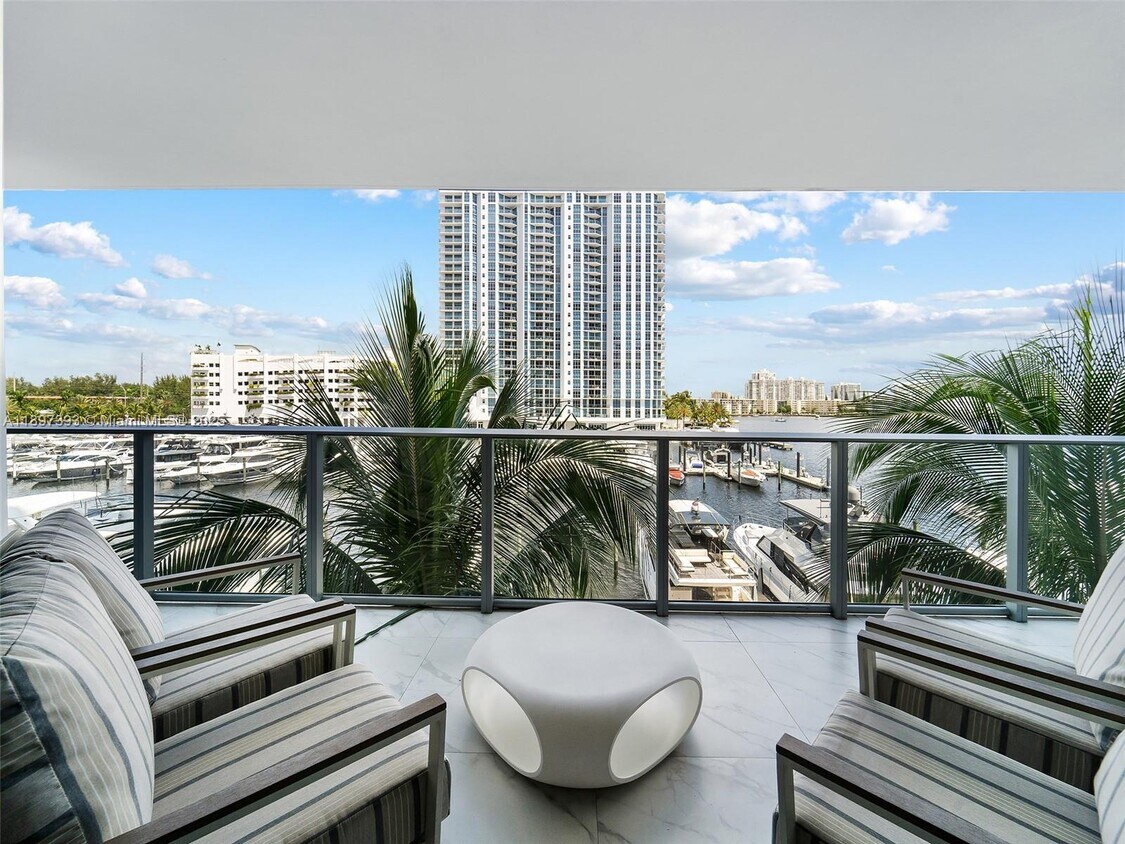 Foto principal - 17111 Biscayne Blvd