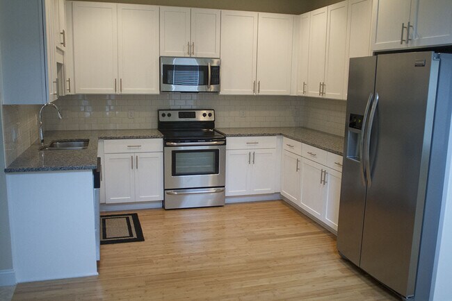 Building Photo - Spacious duplex on 9th Street