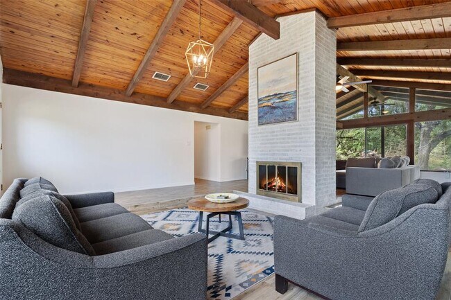 Foto del edificio - 121 Merrywood Ln