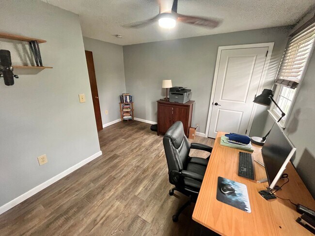 Foto del edificio - Single Family 3 bed/1.5 bath, Large fenced...