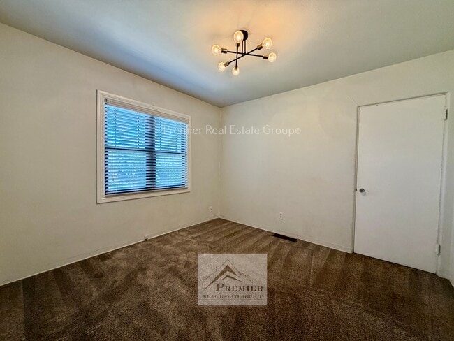 Building Photo - 17 Alsace Way
